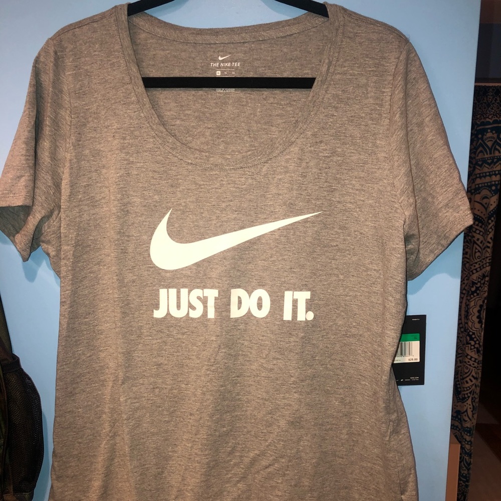 Nike women’s top. Brand new